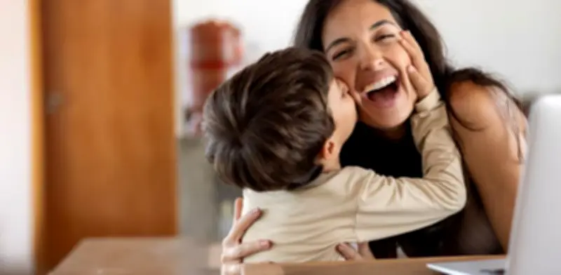 Mamá y profesionista: la reinvención que impulsa el éxito educativo