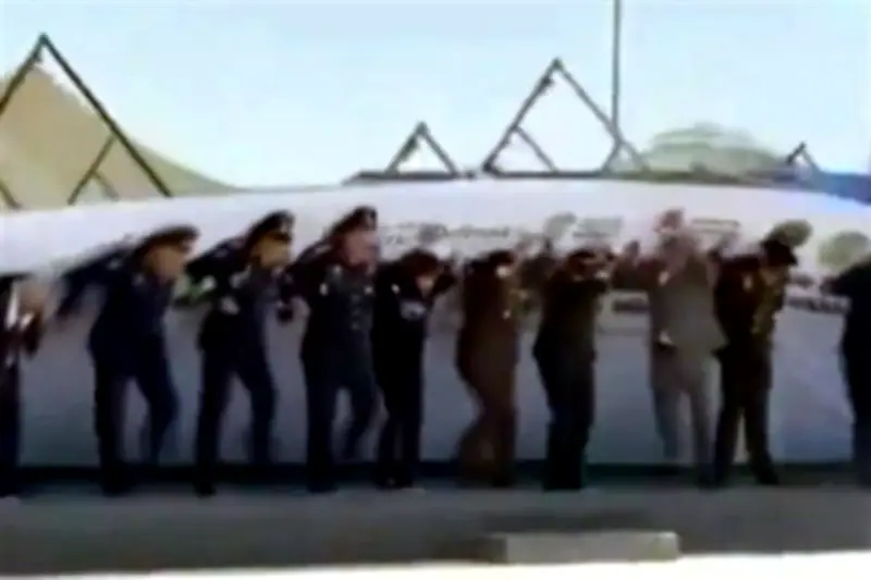 Mampara cae sobre Delfina y mandos militares en Santa Lucía