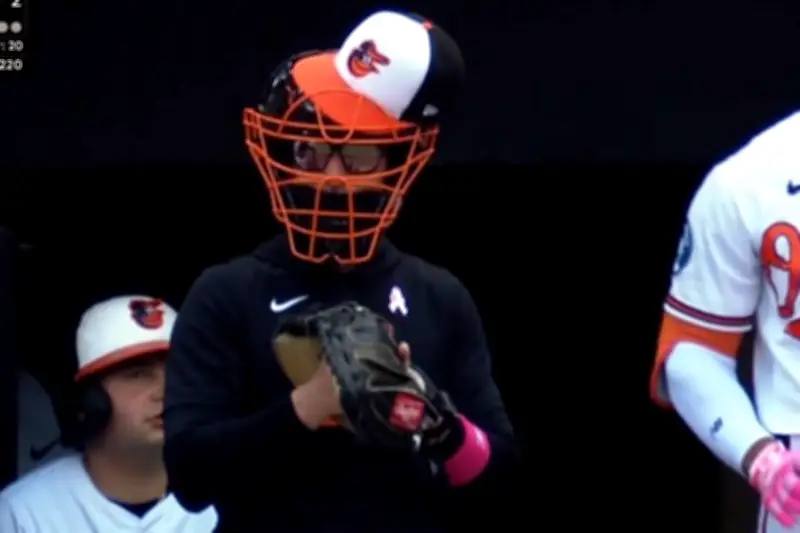 Manager de Orioles usa mascarada de protección en dugout
