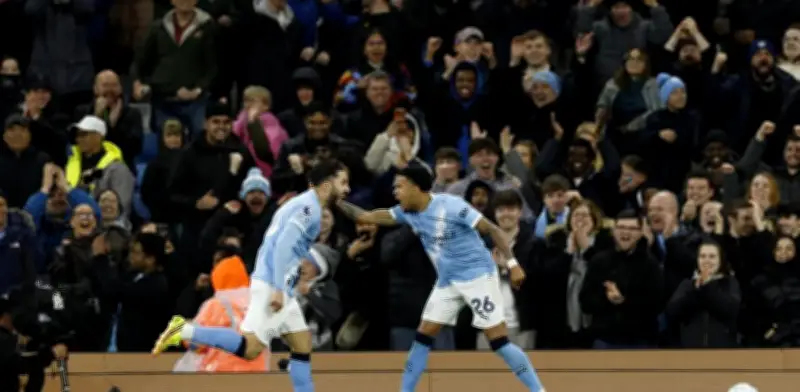 Manchester City vence a Crystal Palace 3-0 y mantiene vivo el sueño de la Premier