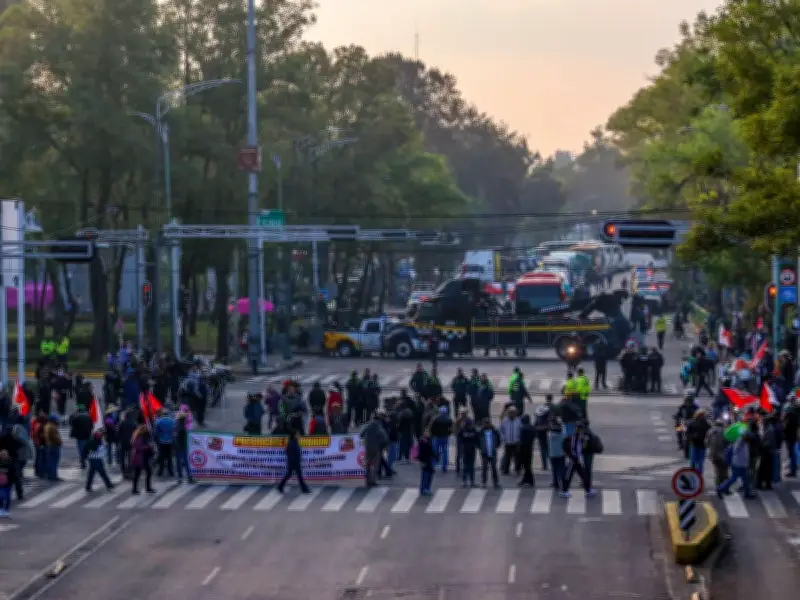 Marcha de transportistas y campesinos bloquea Reforma en CDMX