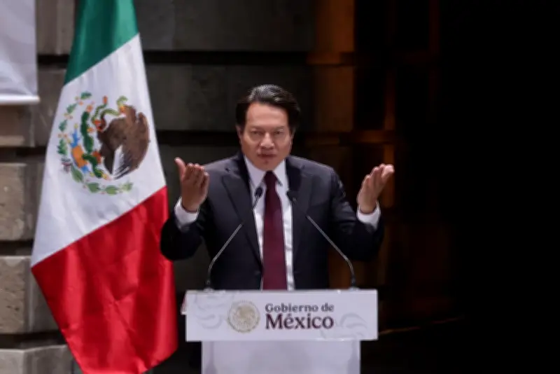 Mario Delgado anuncia aumento salarial del 9% para maestros en México