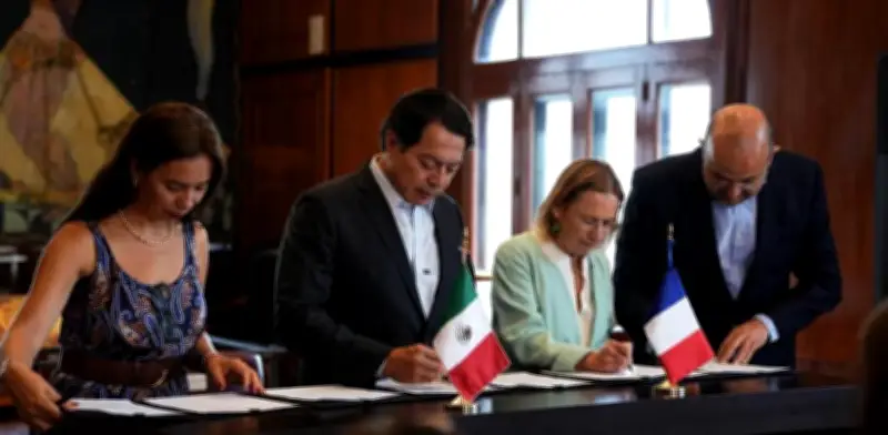 Mario Delgado firma acuerdo con Francia para fortalecer educación técnica