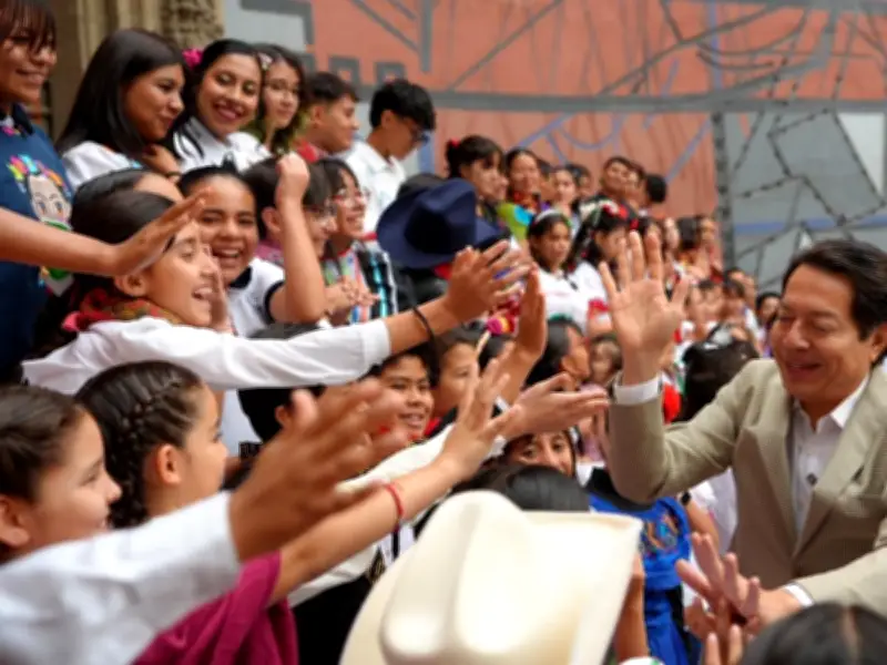 Mario Delgado reconoce a 2.1 millones de maestros en su día