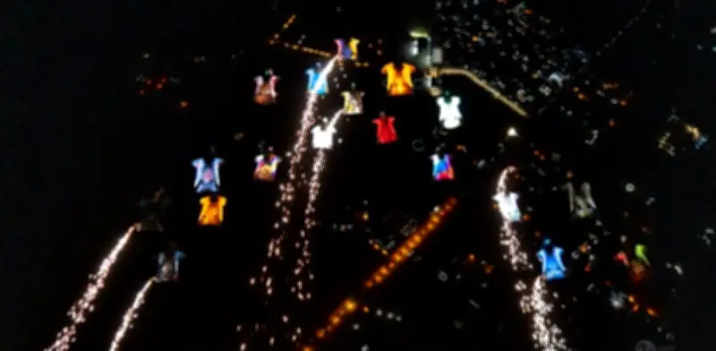 Mau Otero rompe récord Guinness: mayor formación nocturna en wingsuit