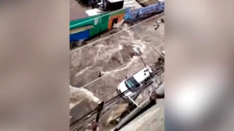 Megafuga de agua en Iztapalapa afecta vialidad y hogares