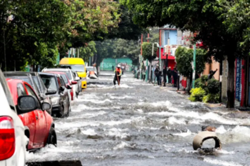 Megafuga de agua en Iztapalapa por tubería rota de 60 años