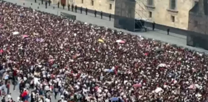 Miles de jóvenes esperan a BTS afuera de Palacio Nacional