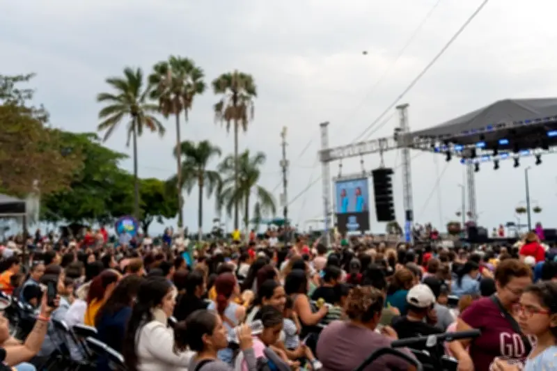 Miles de mamás celebran su día con música en Chapala