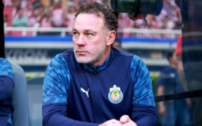 Milito enfrenta el reto de reconfigurar a Chivas en plena Liguilla ante Tigres