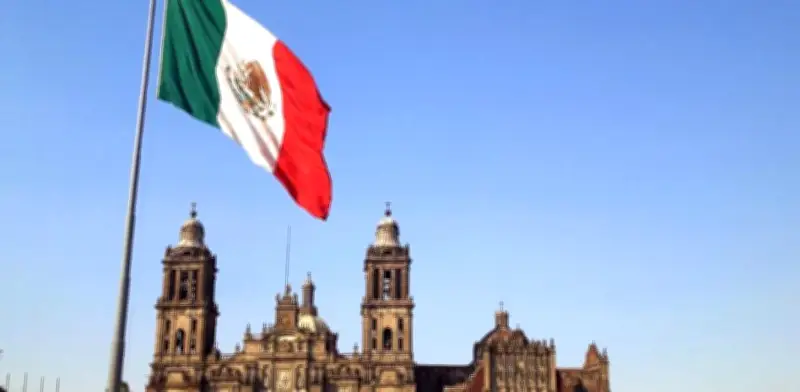 Moody's baja calificación de México a 'Baa3' por debilidad fiscal y apoyo a Pemex
