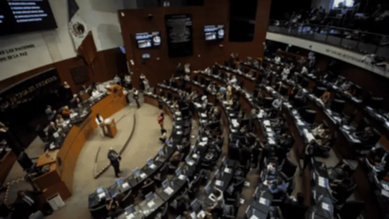 Morena y oposición chocan por comisión contra nexos criminales en candidatos