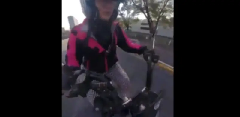 Motociclista es derribada en Insurgentes; conductor huye
