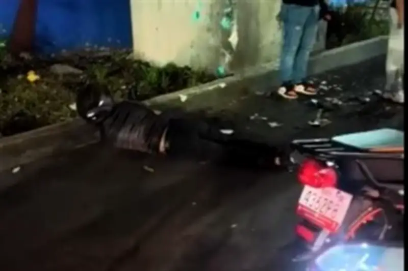 Motociclista muere al impactar contra poste en Iztapalapa