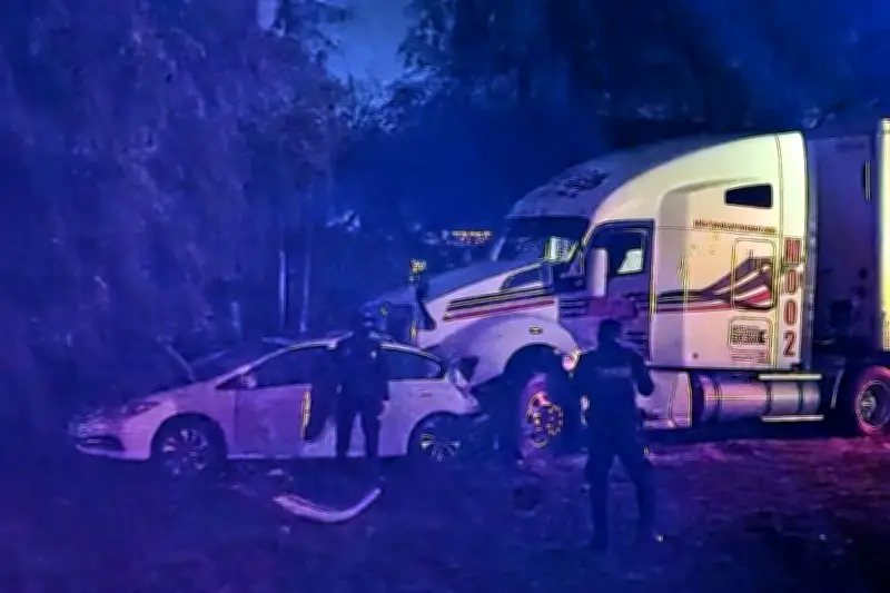 Muere niño al ser impactado auto por tráiler en carretera