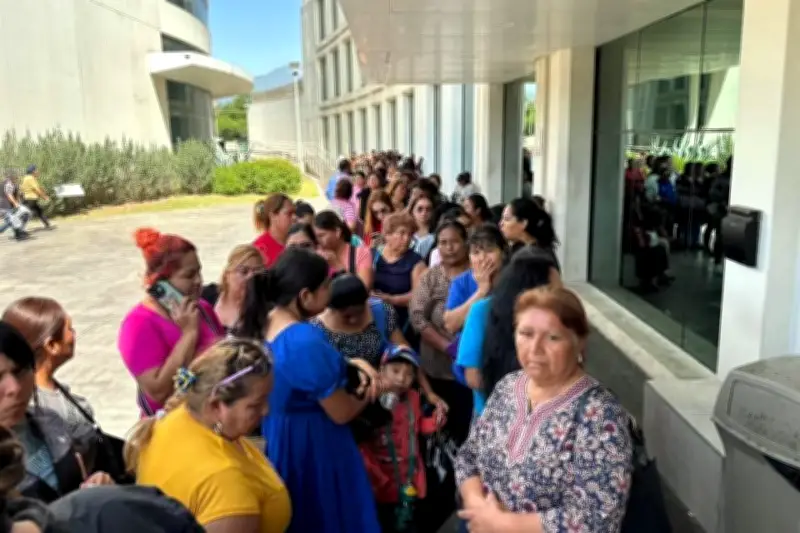 Mujeres exigen a Samuel García tarjetas prometidas