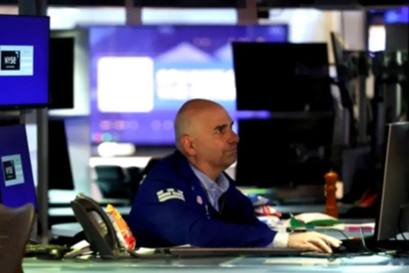 Nasdaq cae presionado por descenso de acciones tecnológicas