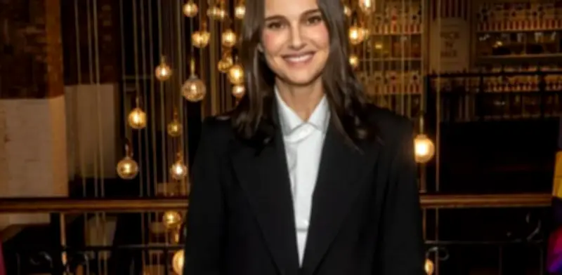 Natalie Portman presume su embarazo en París con emotiva foto