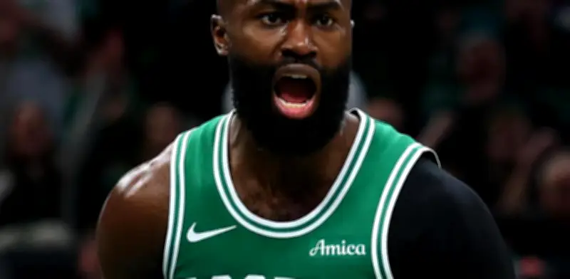 NBA multa a Jaylen Brown con 50 mil dólares por críticas al arbitraje