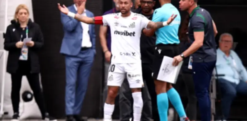 Neymar explota contra el árbitro por error que lo sacó del partido