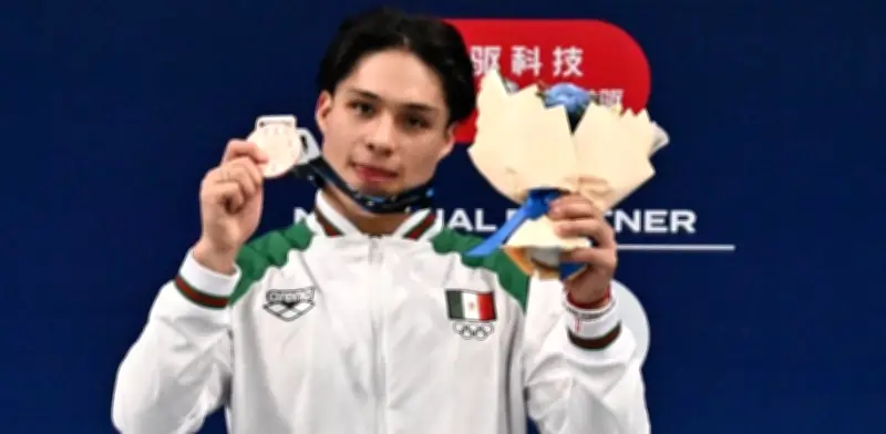 Osmar Olvera gana bronce en Superfinal de clavados en Beijing