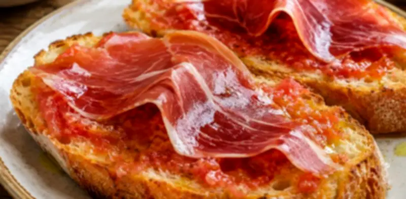 Pan tumaca con jamón serrano: un desayuno español fácil y delicioso