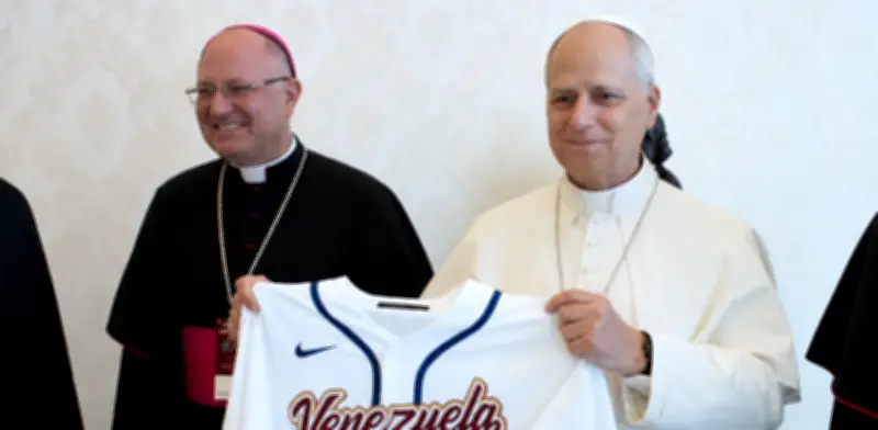 Papa León XIV recibe camiseta de Venezuela campeona del Clásico Mundial de Beisbol 2026