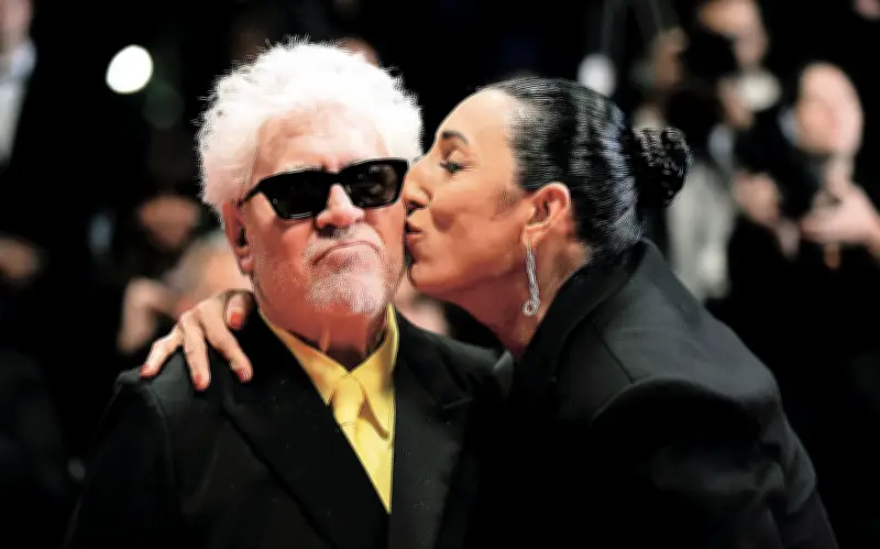 Pedro Almodóvar recibe ovación en Cannes con 'Amarga Navidad'