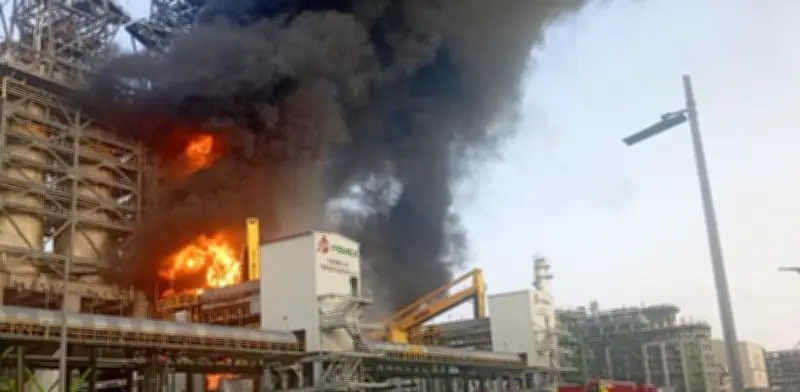Pemex controla incendio en refinería Olmeca de Dos Bocas