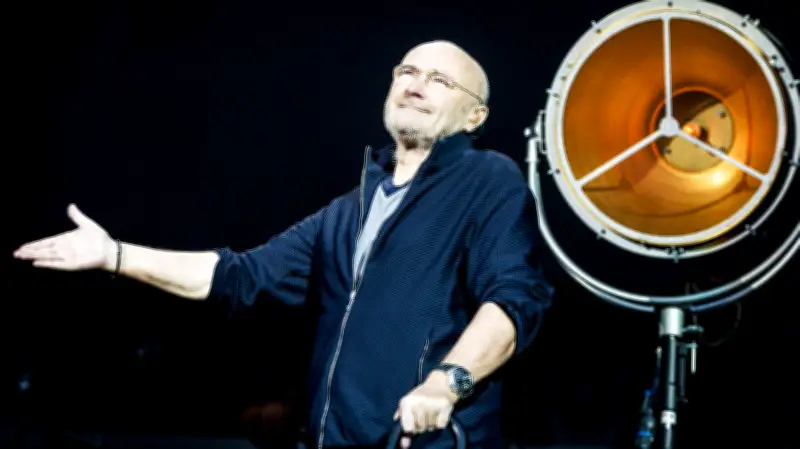 Phil Collins reaparece en muletas en evento real en Londres
