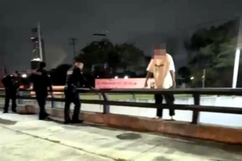 Policías impiden que hombre intente lanzarse de puente en NL