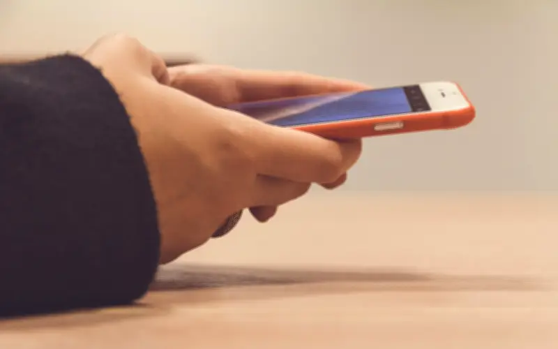 Prohibir celulares en escuelas de EU: beneficios y límites según estudio