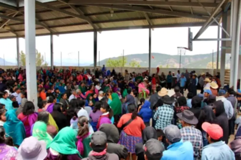 Prometen seguridad permanente a desplazados de Chilapa