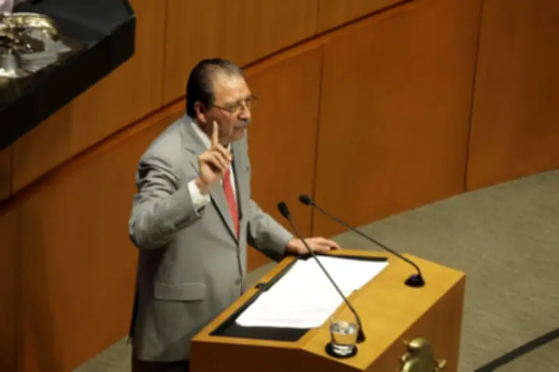 PT insta a Enrique Inzunza a enfrentar acusaciones sin esconderse