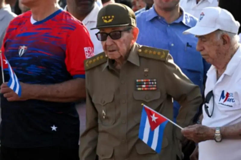 Raúl Castro se une a marcha del 1 de mayo en La Habana