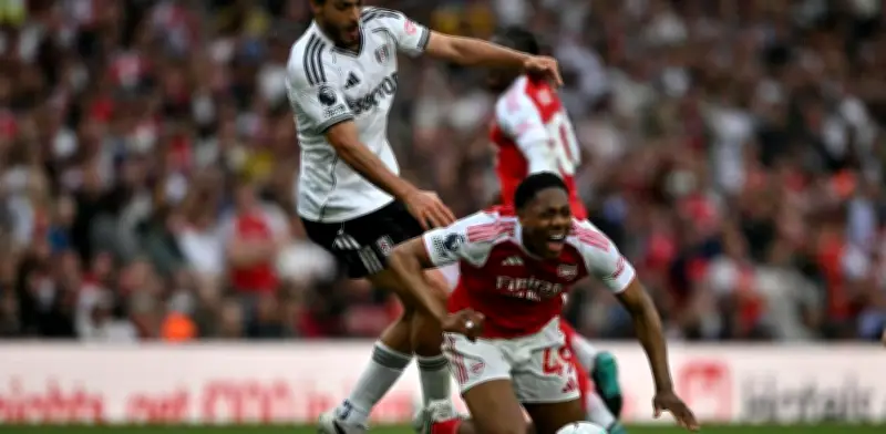 Raúl Jiménez sufre humillación defensiva ante Bukayo Saka en la Premier League