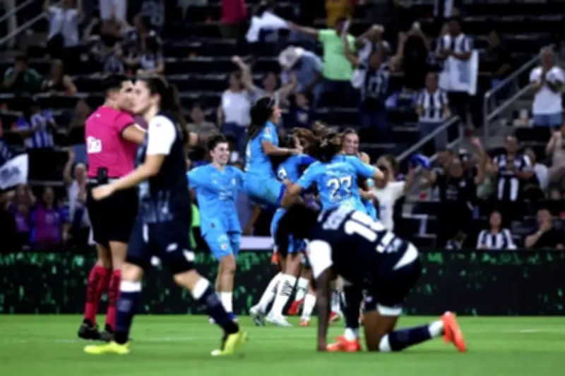 Rayadas remontan y avanzan a la final del futbol femenil