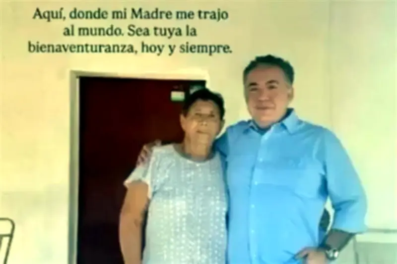 Reaparece Inzunza en redes; felicita a su mamá con emotivo mensaje