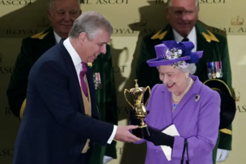 Reina Isabel II respalda a príncipe Andrew como enviado comercial