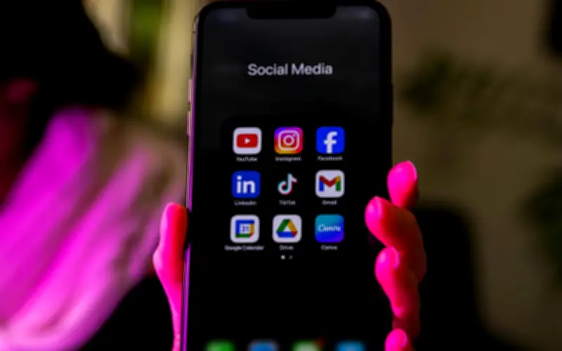 Reino Unido acusa a TikTok y YouTube de fallar en protección infantil