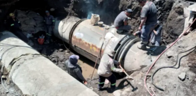 Reparan megafuga en Iztapalapa tras inundar calles y viviendas