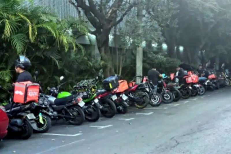Repartidores en moto invaden calles y banquetas en CDMX