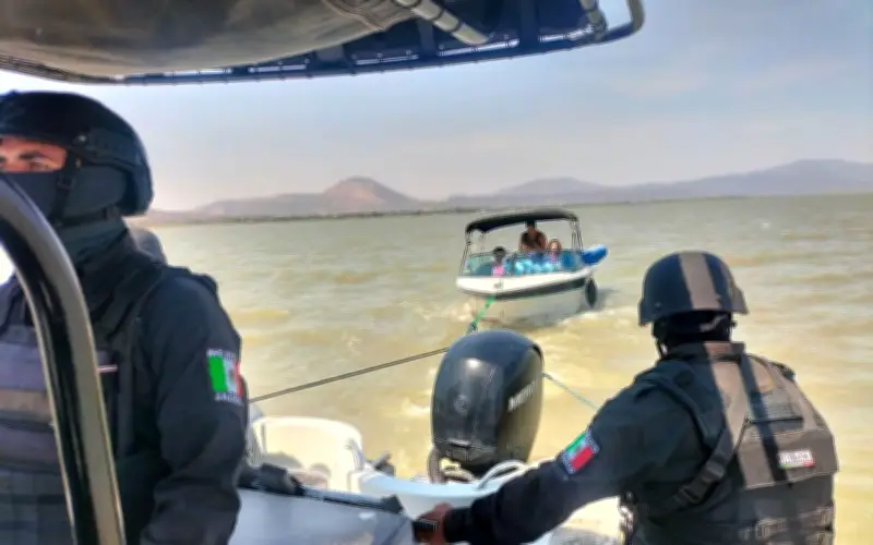 Rescatan a familia varada en Lago de Chapala por falla mecánica