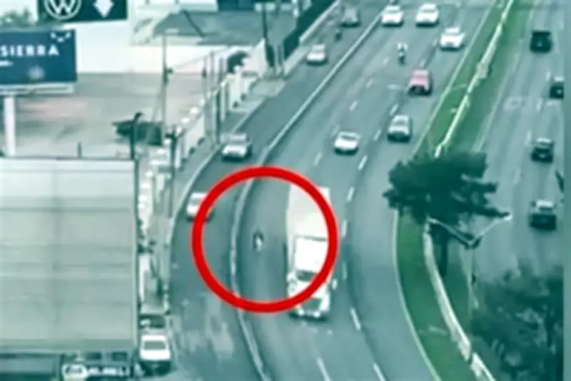 Rescatan a hombre que caminaba en Carretera Nacional