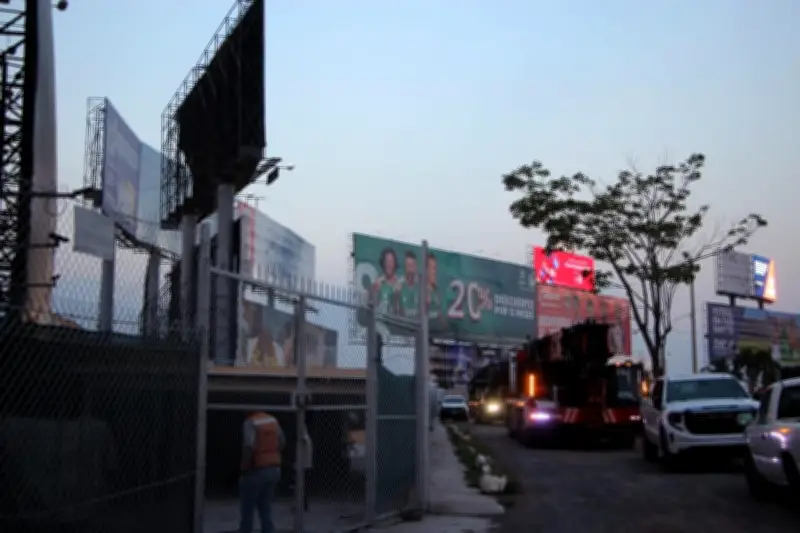 Retiran 50 espectaculares en corredor del Aeropuerto de Guadalajara por riesgo de colapso