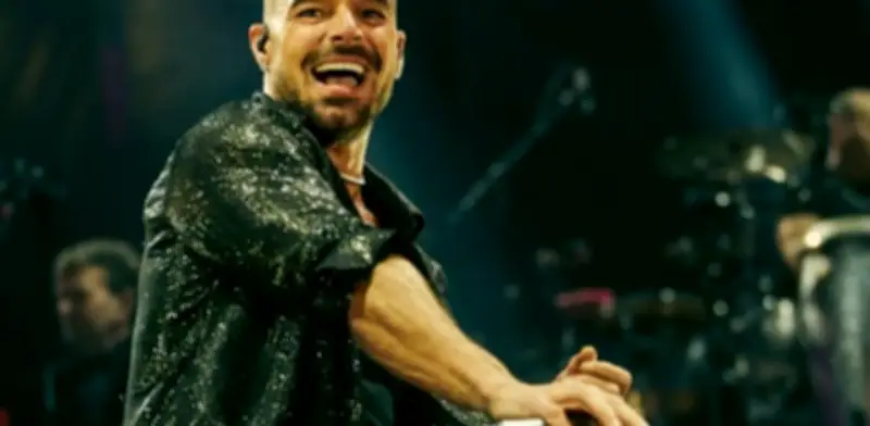 Ricky Martin retoma concierto tras ataque con gas lacrimógeno en Montenegro