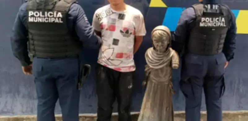 Roba escultura de bronce en San Juan del Río y es detenido