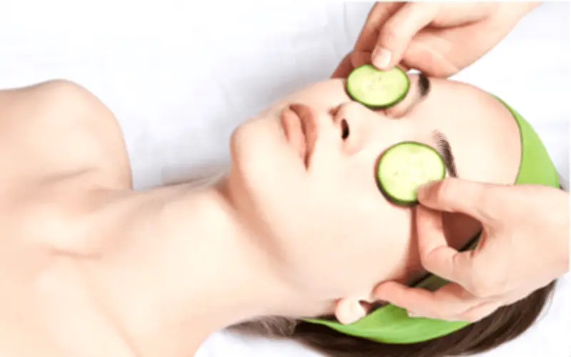 Rodajas de pepino en los ojos: beneficios reales para la piel