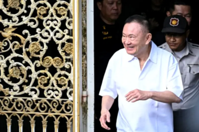 Sale de prisión ex primer ministro tailandés Thaksin Shinawatra