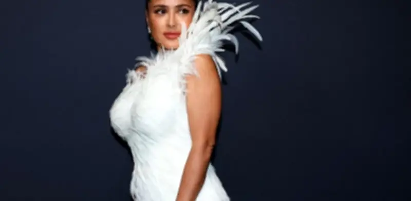 Salma Hayek deslumbra en Cannes 2026 con un vestido de plumas blancas